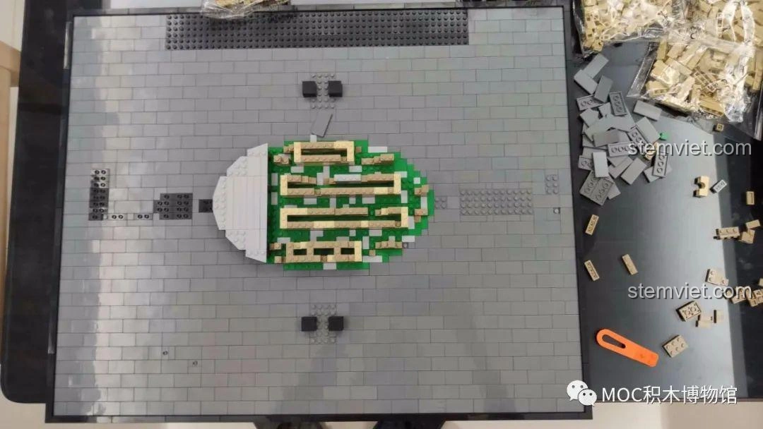 Quá trình lắp ráp ban đầu của mô hình Đấu trường La Mã Colosseum 22002 trên đế lớn