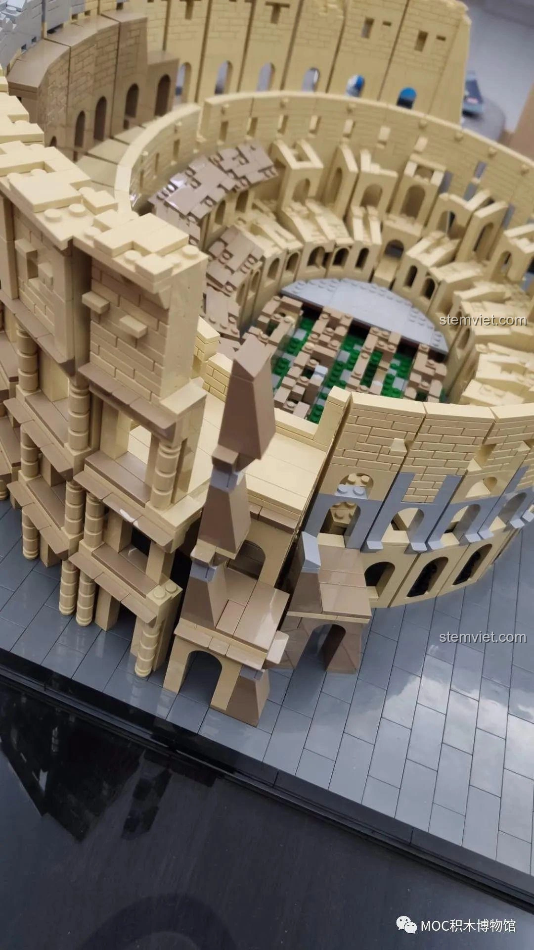 Cấu trúc bên trong mô hình Đấu trường La Mã Colosseum 22002 Mould King với các phòng giam