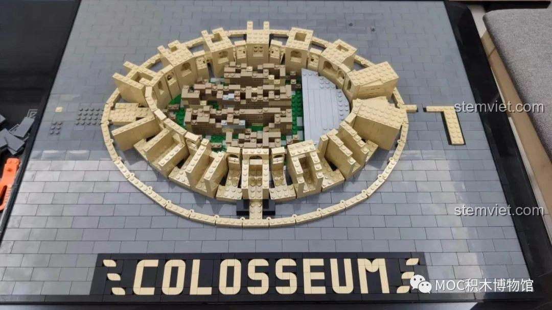 Chi tiết tên 'COLOSSEUM' được lắp ráp ở mặt trước của mô hình Đấu trường La Mã Colosseum