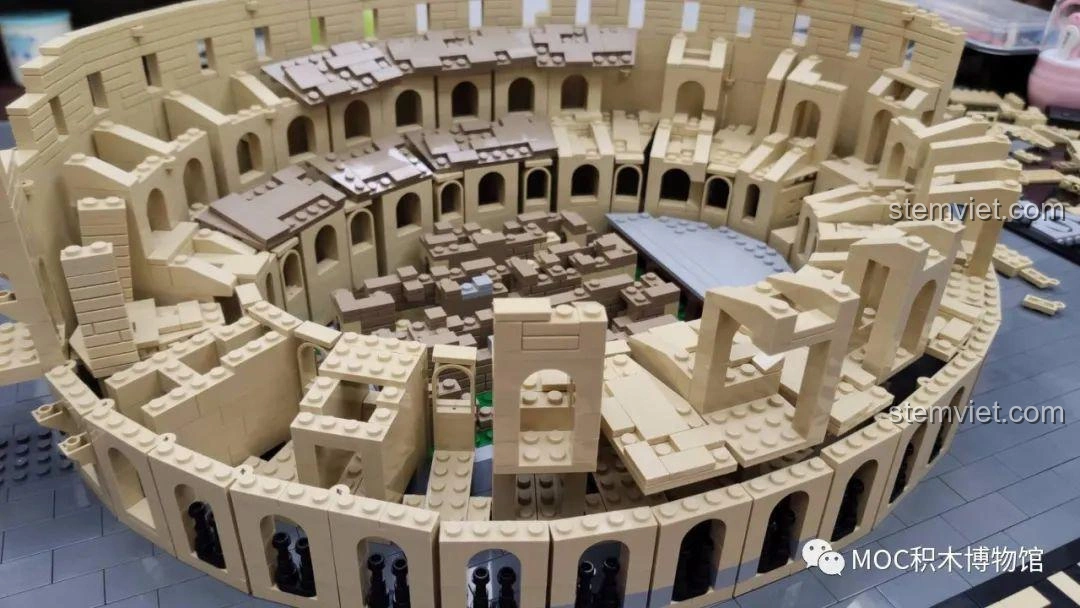 Cận cảnh các tầng kiến trúc và vòm cửa của mô hình Đấu trường La Mã Colosseum 22002 Mould King
