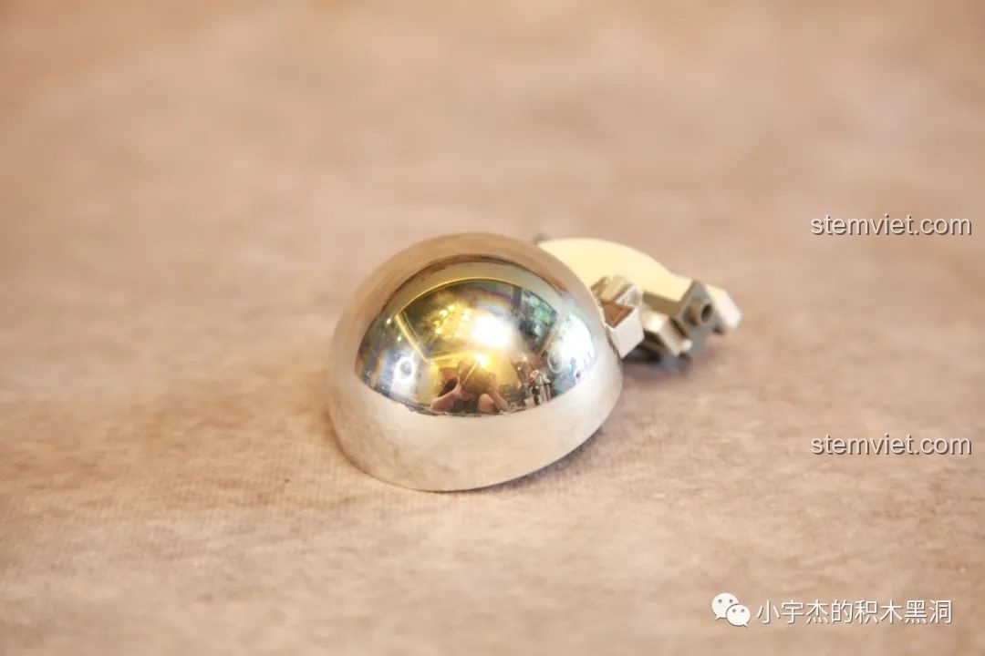 Cận cảnh chi tiết mũ bảo hiểm mạ chrome siêu bóng của bộ đồ chơi mô hình Phi hành gia JAKI JK9106.