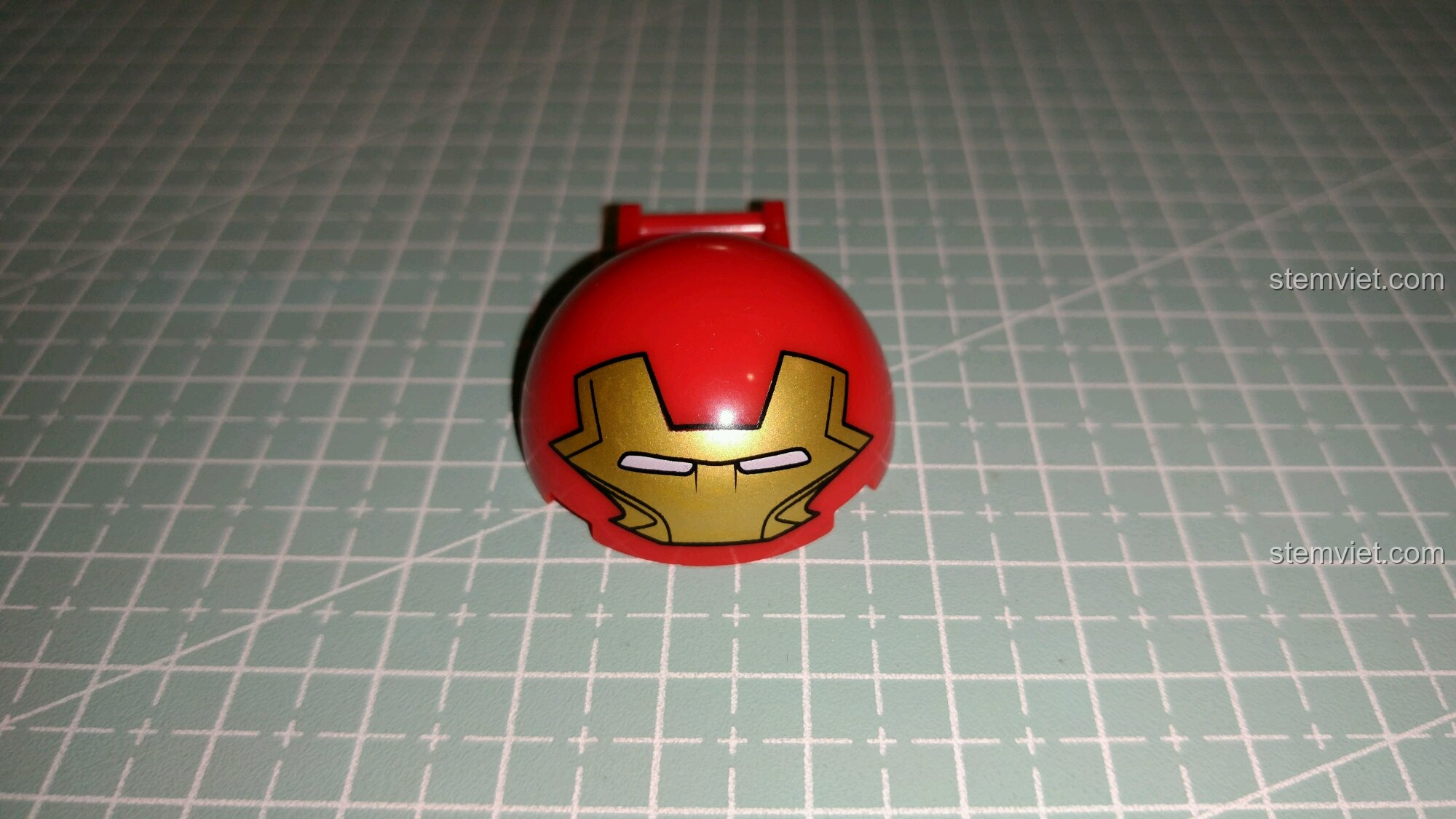 Mũ giáp của bộ xếp hình Người máy Hulkbuster MK16 cho bé 6 tuổi, chi tiết in sắc nét, màu sắc đẹp.