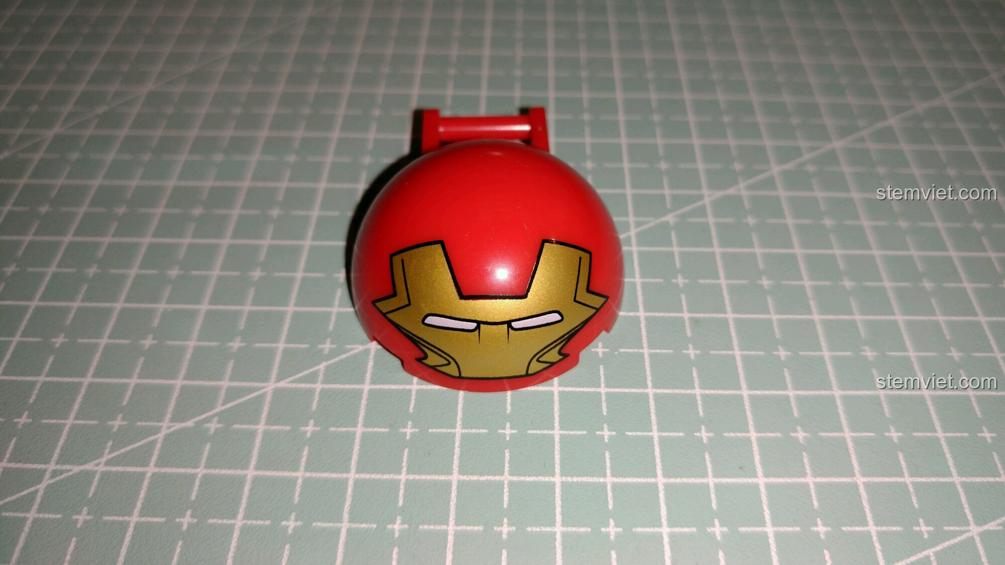 Mũ giáp của đồ chơi lắp ghép Mecha Hulkbuster cho trẻ từ 6 tuổi có thể mở ra, tăng tính tương tác cho bé.