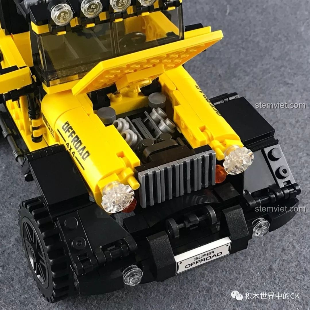 Nắp capo của mô hình xe Jeep XB03024 đang mở, để lộ chi tiết động cơ được mô phỏng bên trong.