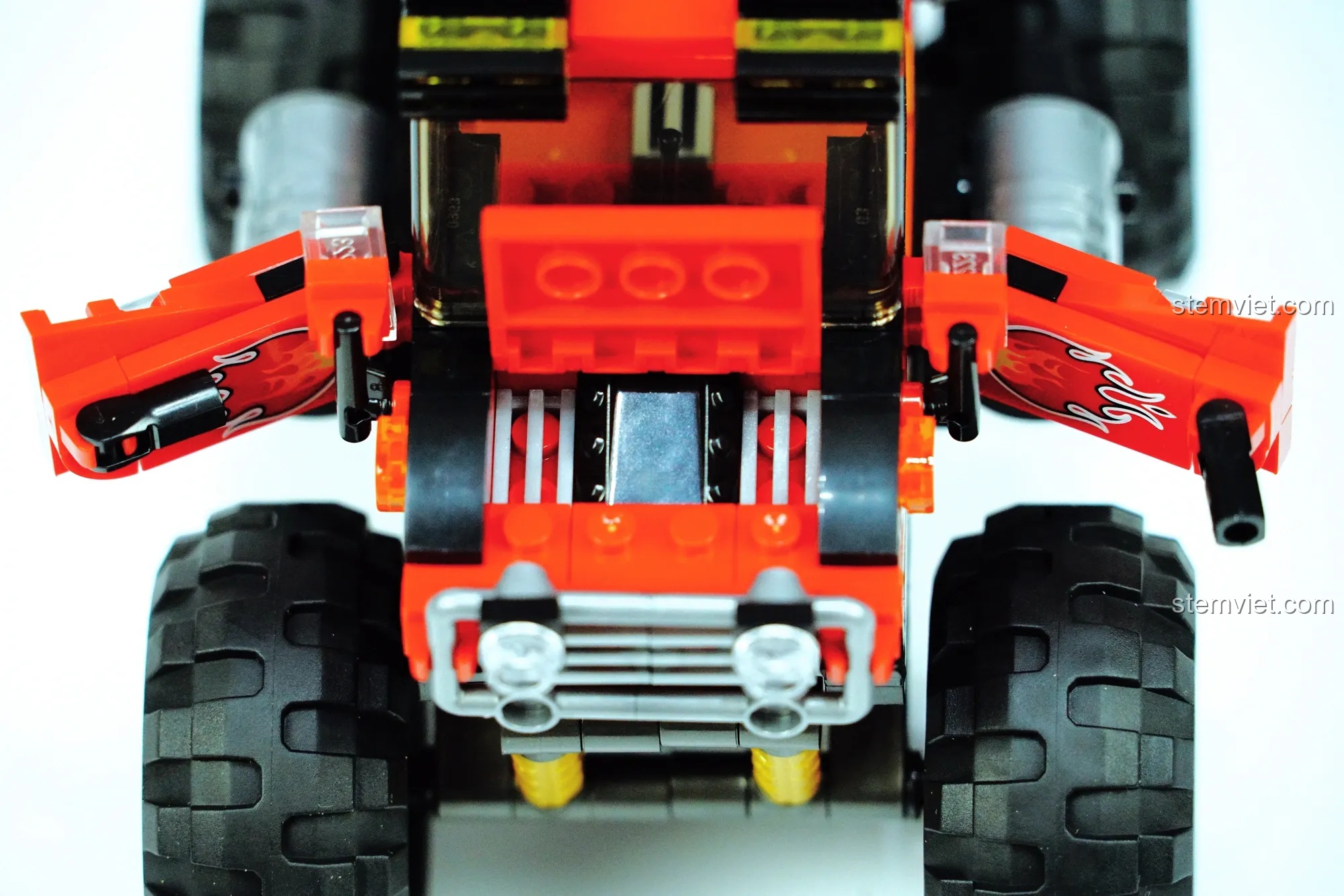 Nắp capo của đồ chơi mô hình Xe địa hình bánh lớn có thể mở lên để lộ động cơ bên trong.
