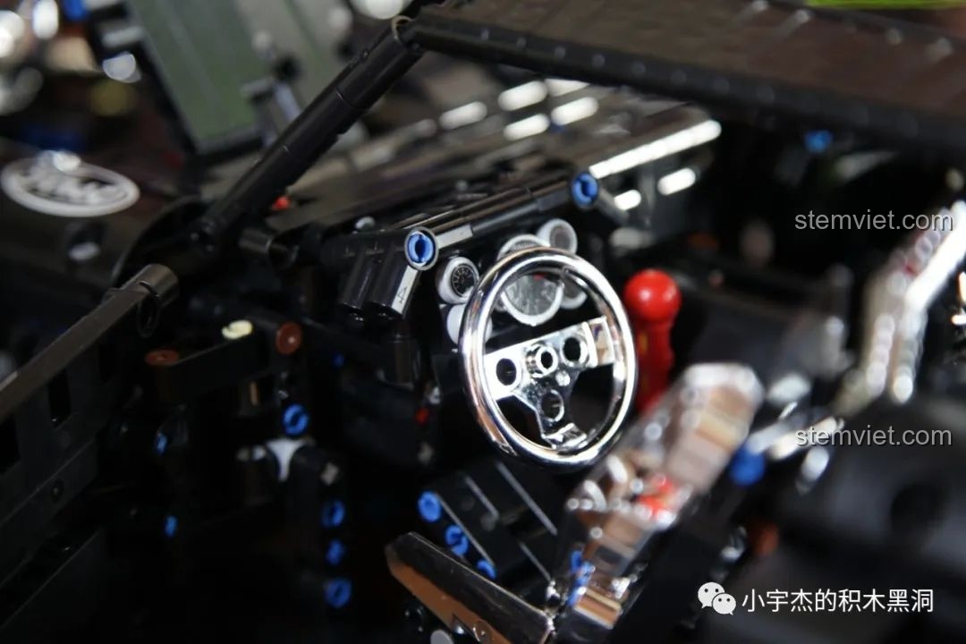 Mô hình xe với nắp capo mở rộng, khoe toàn bộ động cơ V8 và tăng áp kép chi tiết.