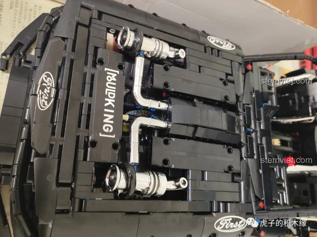 Nắp capo của xe Mould King 13108 có thể đóng mở, che đi khối động cơ V8 và bộ tăng áp bên trong.