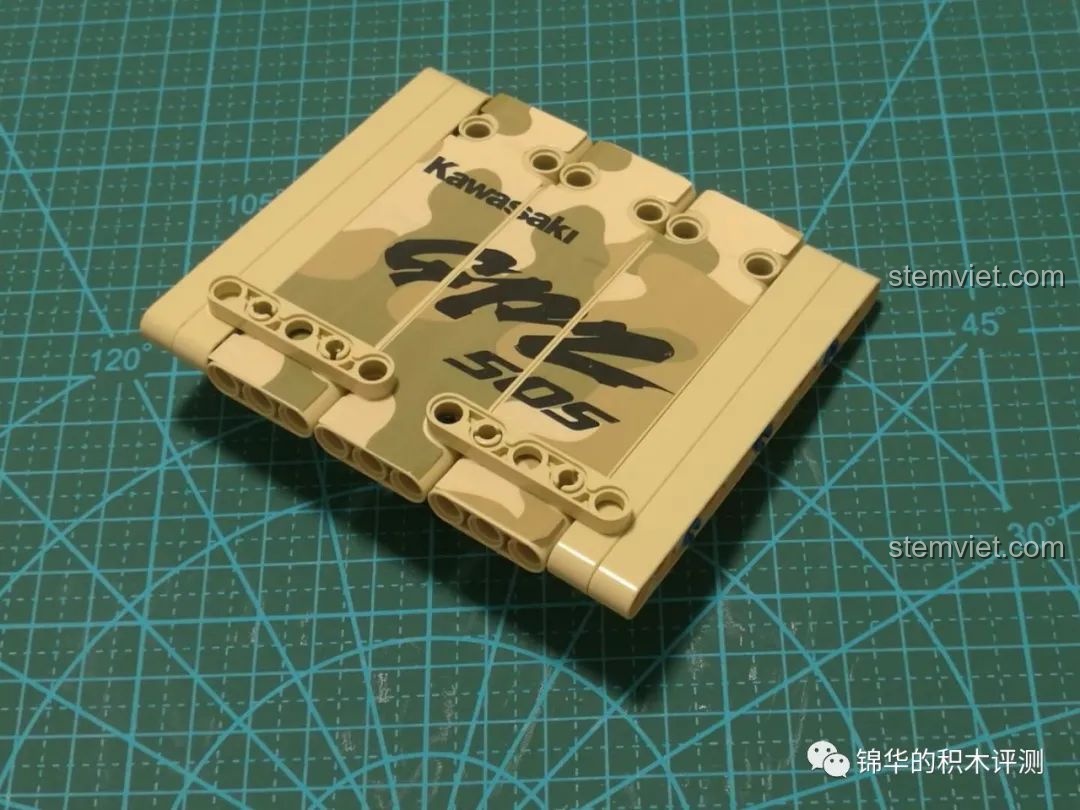 Nắp capo với sticker rằn ri của bộ đồ chơi lắp ghép Xe bọc thép chở quân Marauder Mould King.
