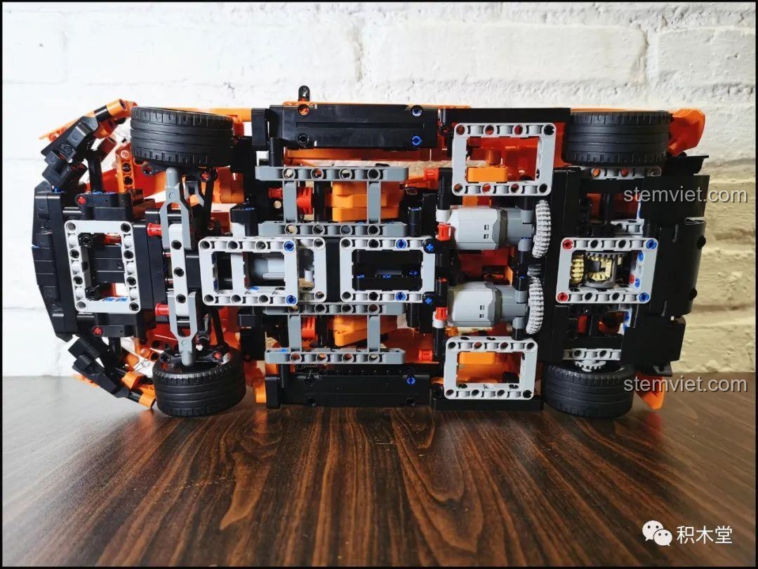 Nắp capo sau của mô hình Happy Build YC-QC004 McLaren P1 đóng lại, giữ vẻ ngoài gọn gàng và thể thao của siêu xe.