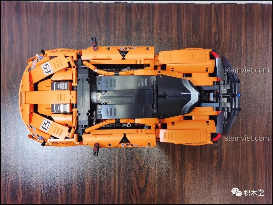 Nắp capo sau của mô hình Happy Build YC-QC004 McLaren P1 mở ra, khoe trọn động cơ V8 chi tiết bên trong, tăng tính chân thực.