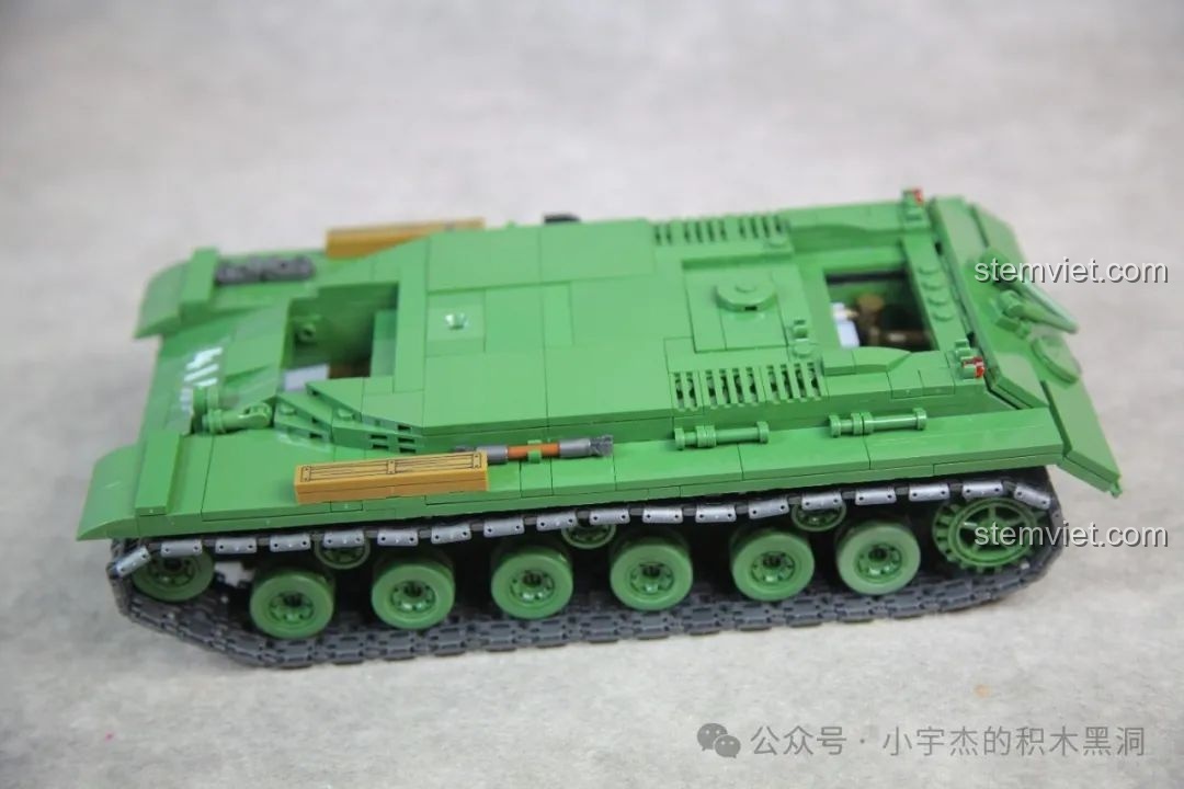 Chi tiết nắp hầm có thể mở được trên mô hình xe tăng IS-2 Quan Guan 100249.