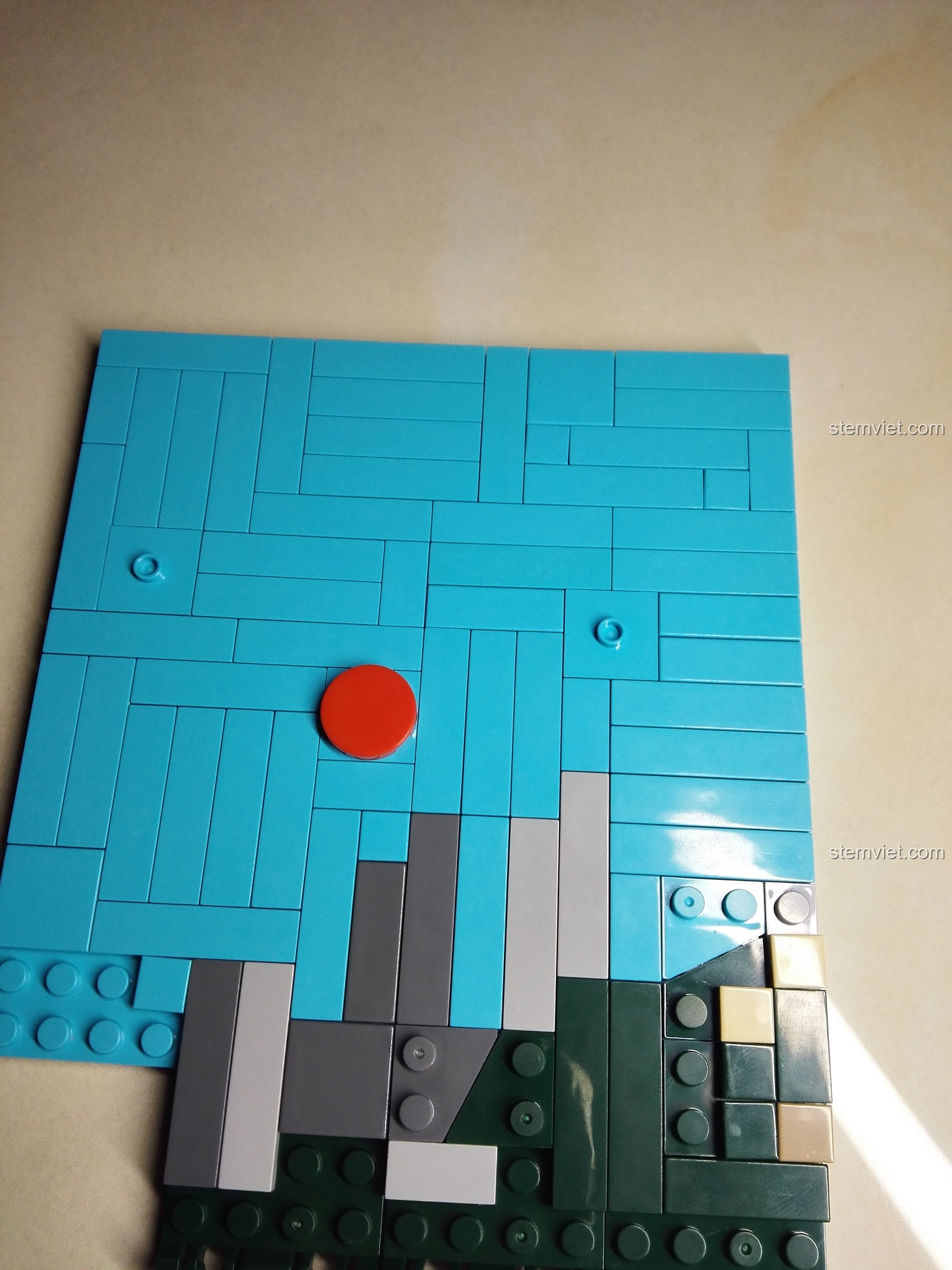 Tấm nền lắp ráp bộ PanlosBrick 656001 Mô hình Bắc Kinh với các mảnh ghép đầu tiên.