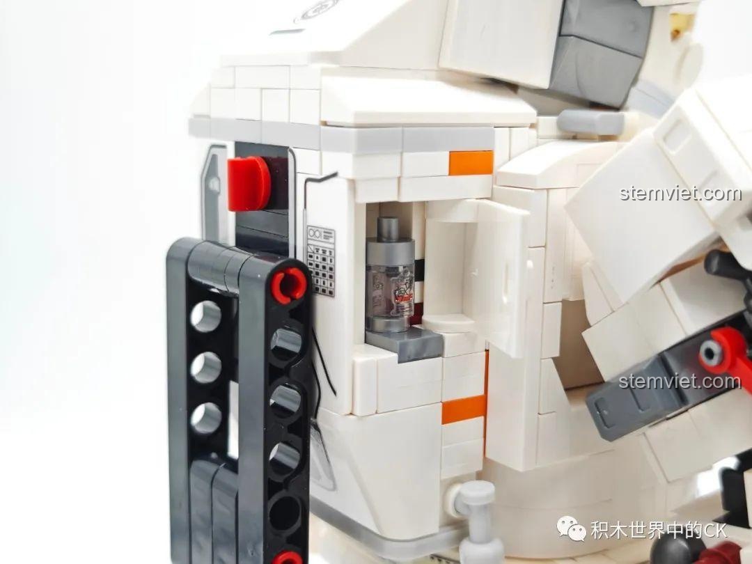 Ngăn chứa bí mật bên hông balo của bộ lắp ráp Astronaut The Wandering Earth 2 107103, một chi tiết thú vị.