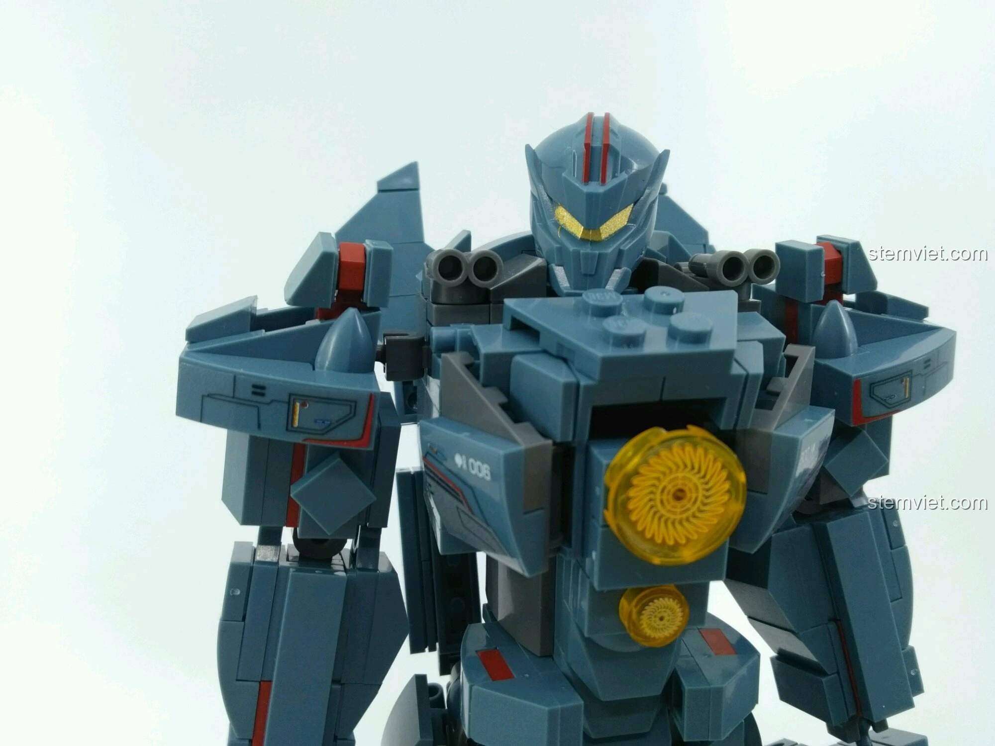 Cận cảnh phần thân trên của bộ lắp ráp Người Máy Gipsy Avenger Sluban M38-B0726A, chi tiết sắc nét.