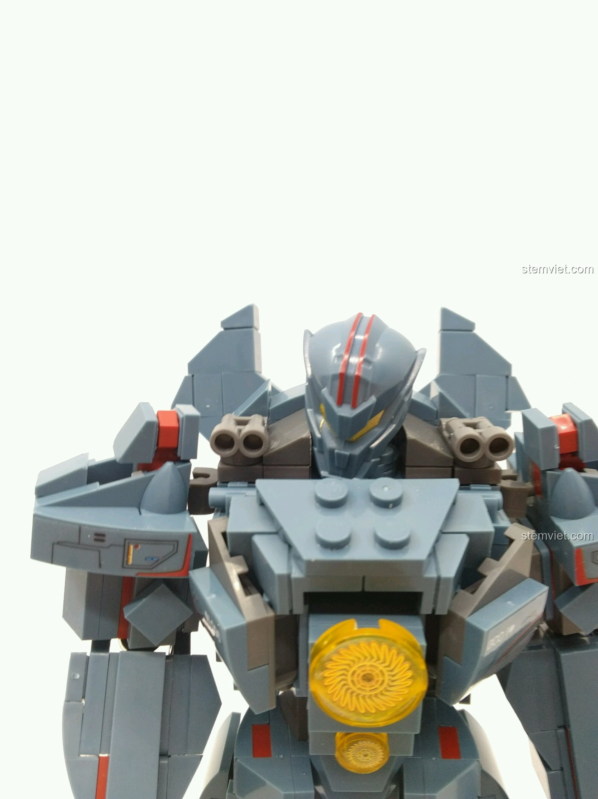 Cận cảnh phần đầu và ngực của bộ lắp ráp Người Máy Gipsy Avenger Sluban M38-B0726A.