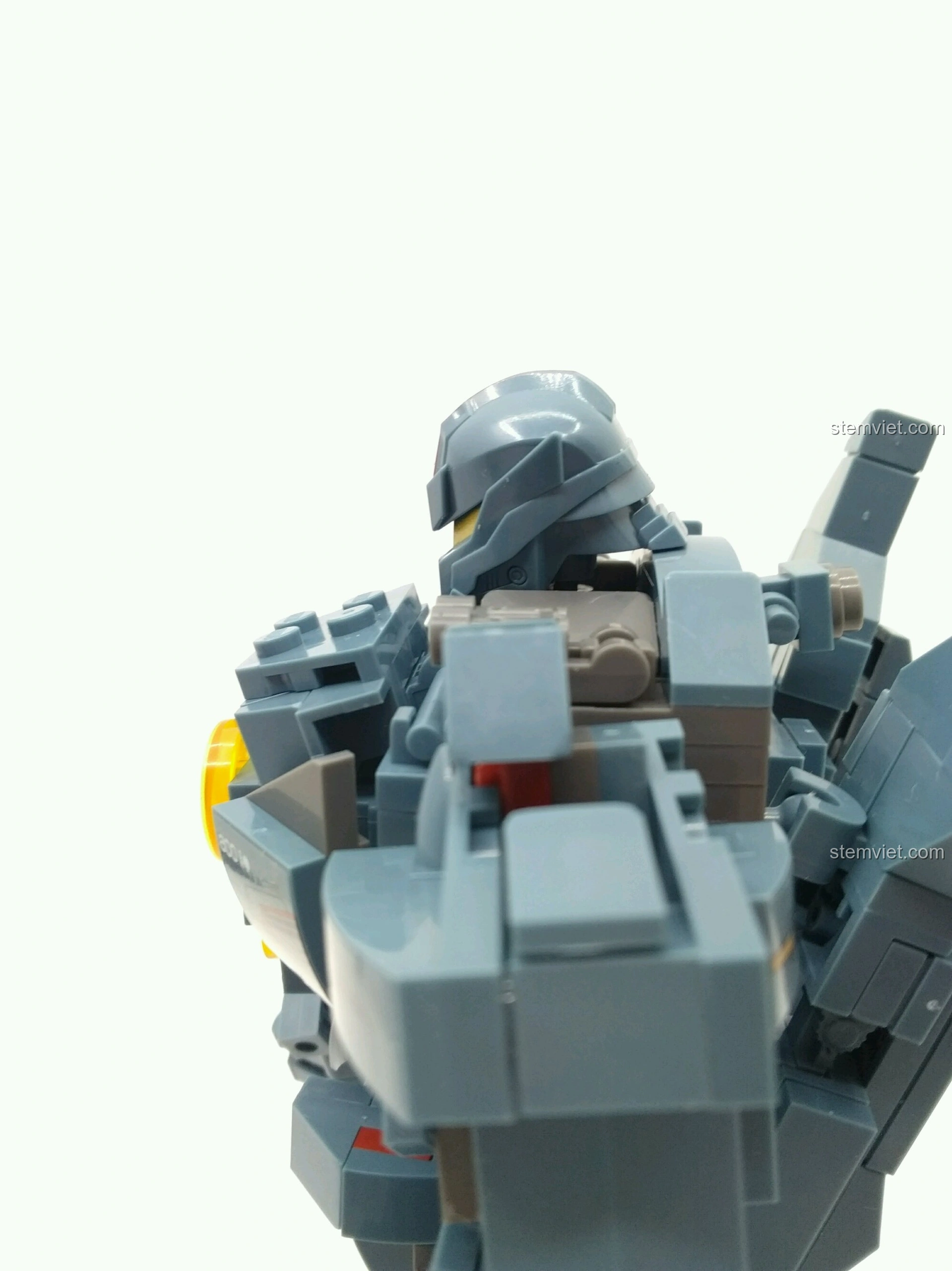 Góc nghiêng phần đầu và vai của Người Máy Gipsy Avenger Sluban M38-B0726A.