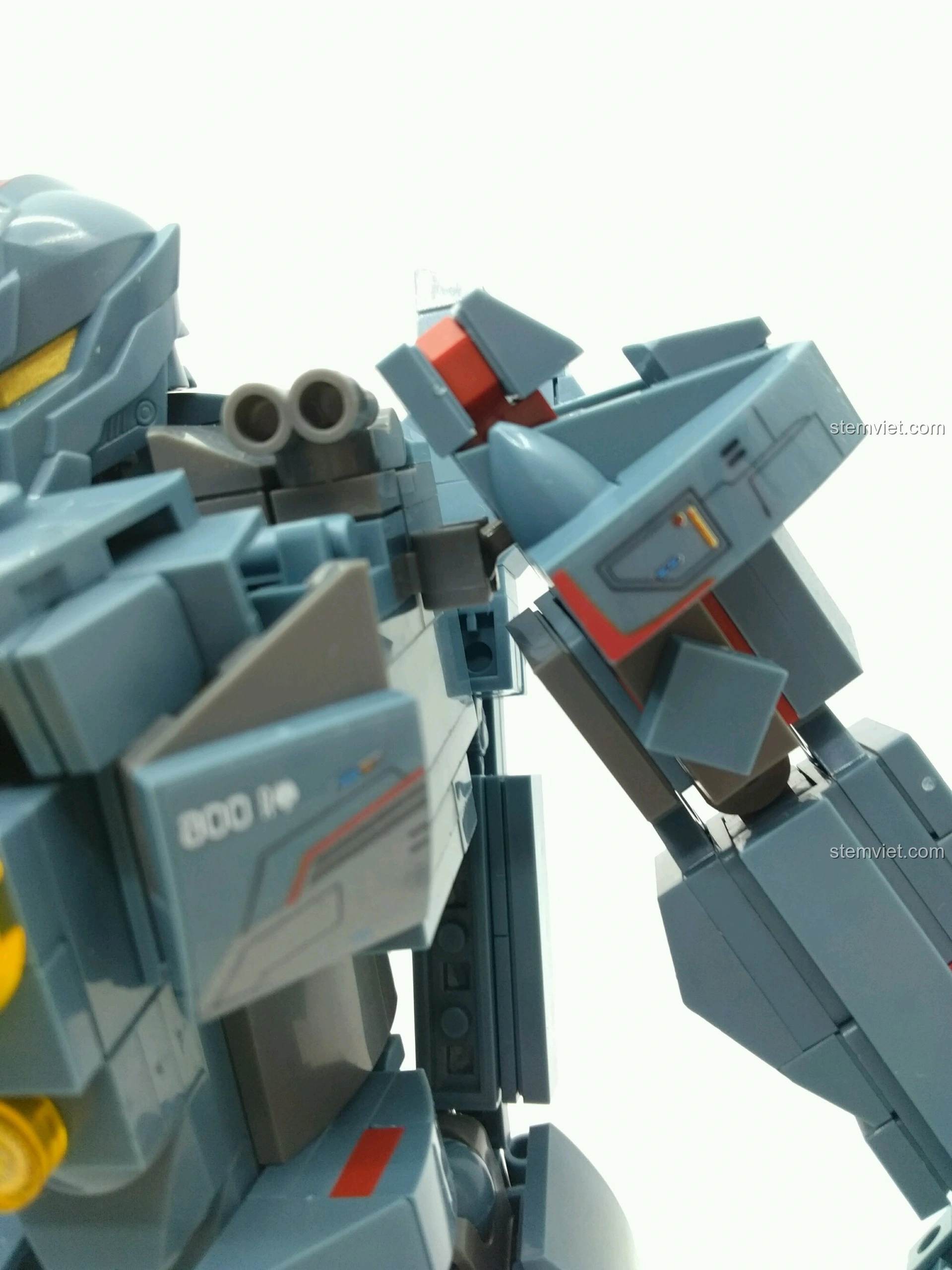 Khớp vai của Người Máy Gipsy Avenger Sluban M38-B0726A, thể hiện khả năng cử động.