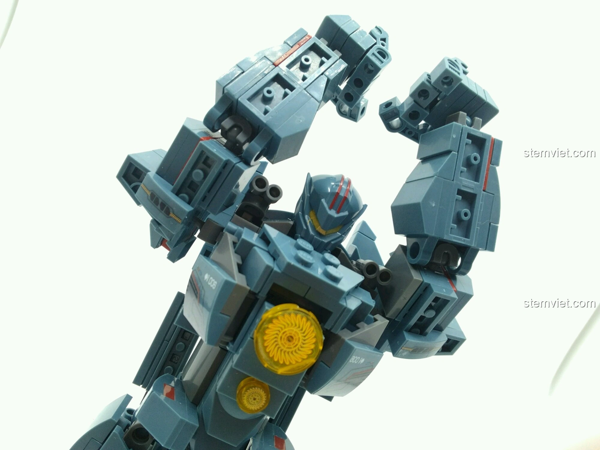 Người Máy Gipsy Avenger Sluban M38-B0726A trong tư thế giơ hai tay lên cao, đầy uy lực.