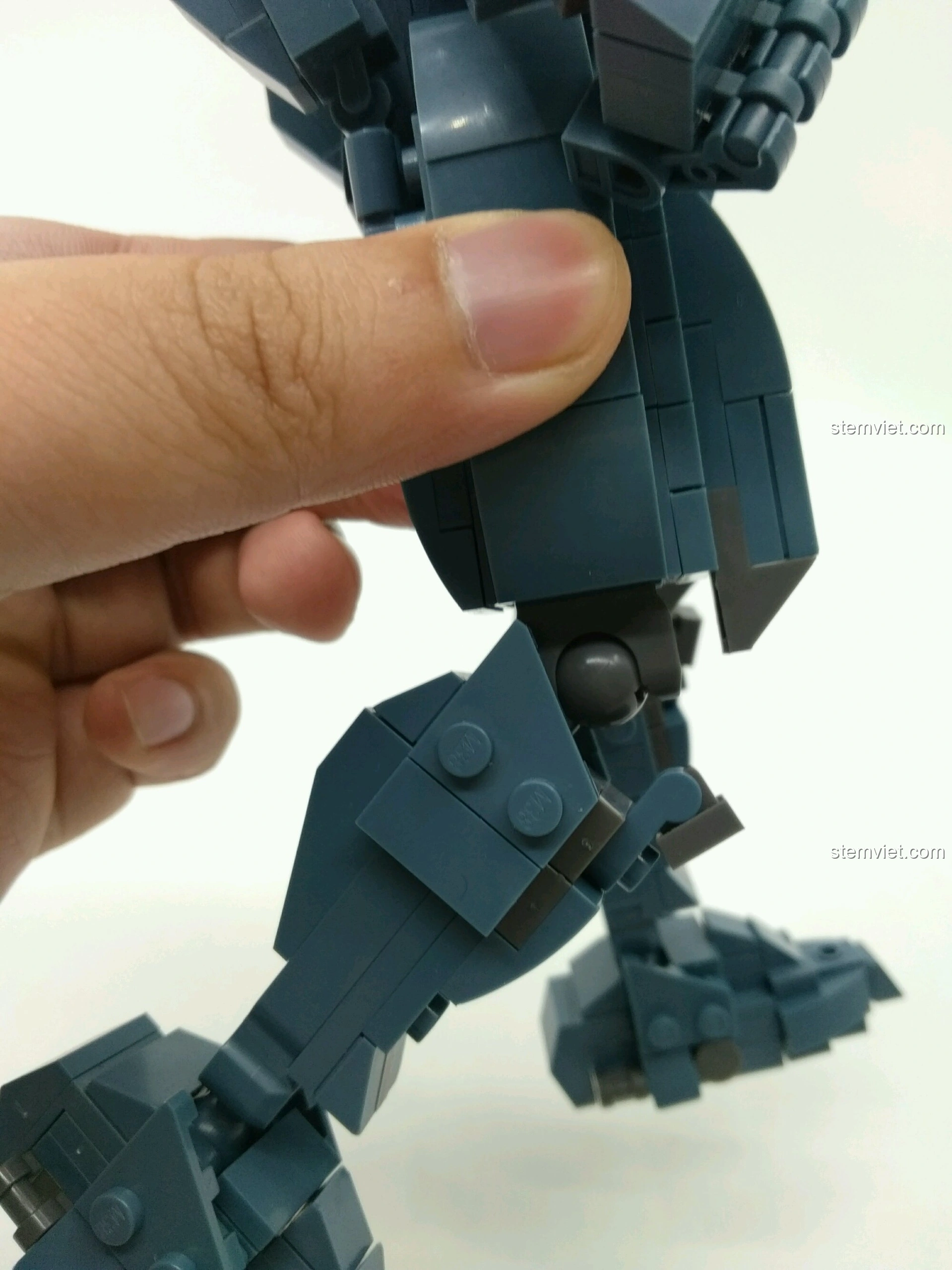 Kiểm tra khớp chân của Người Máy Gipsy Avenger Sluban M38-B0726A, thể hiện độ linh hoạt.