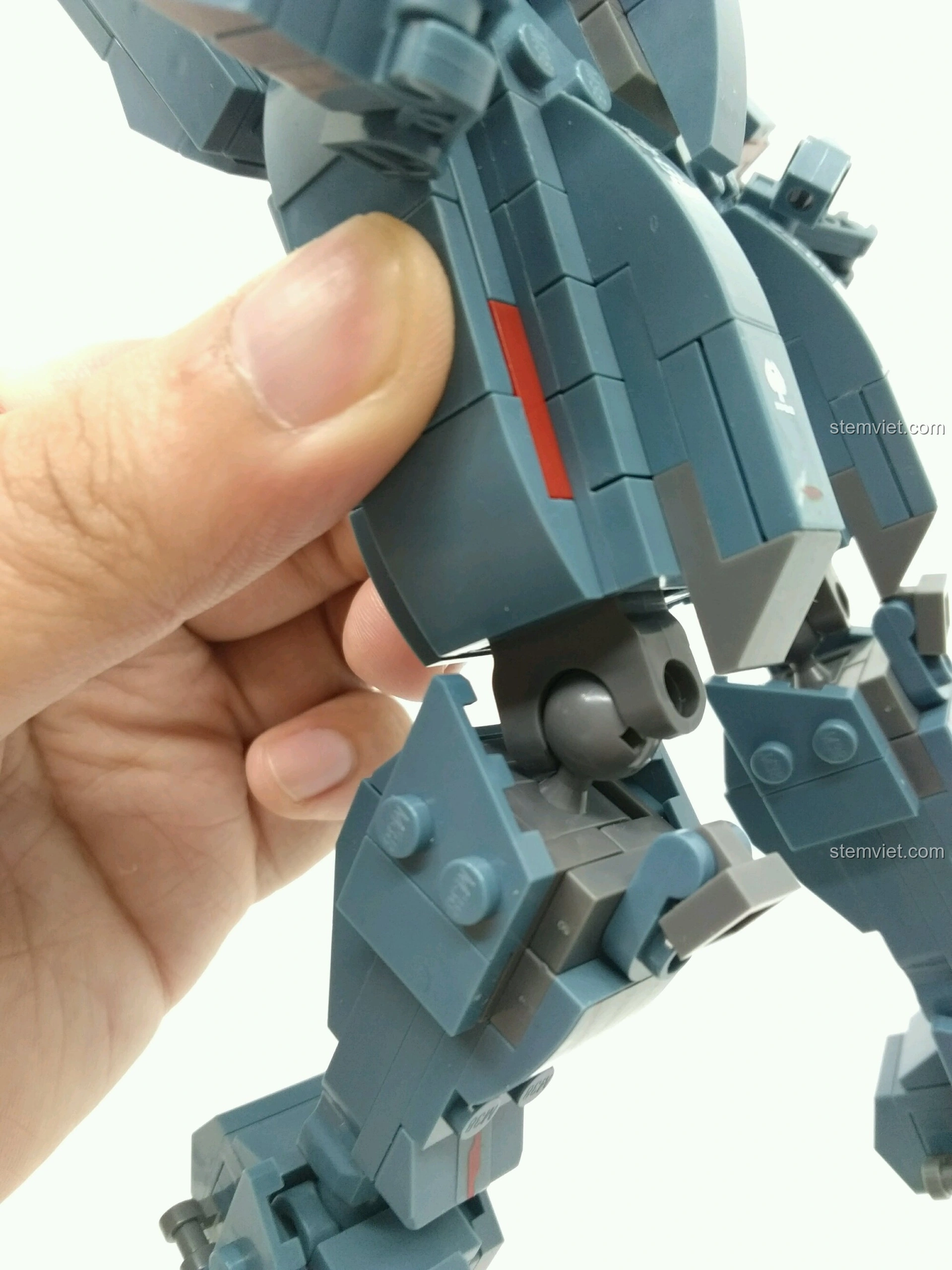 Cận cảnh khớp đùi của Người Máy Gipsy Avenger Sluban M38-B0726A, thể hiện khả năng cử động.