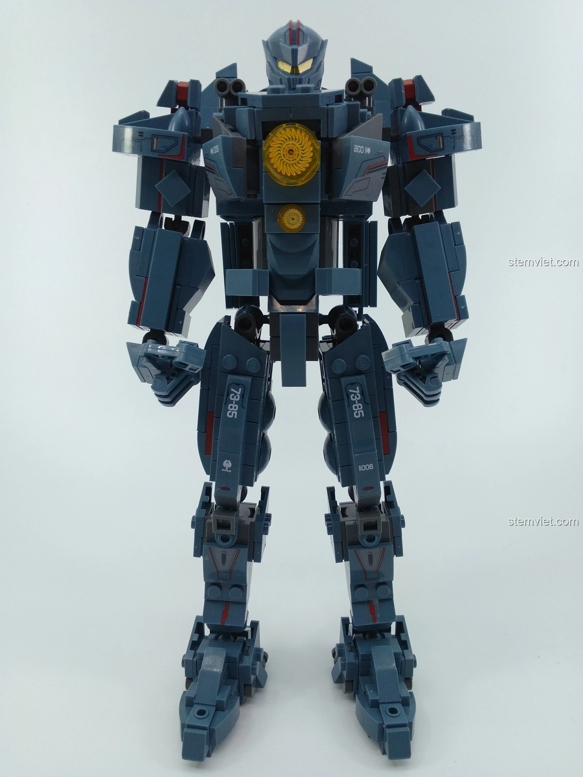 Toàn bộ mô hình Người Máy Gipsy Avenger Sluban M38-B0726A đứng thẳng, thể hiện kích thước ấn tượng.