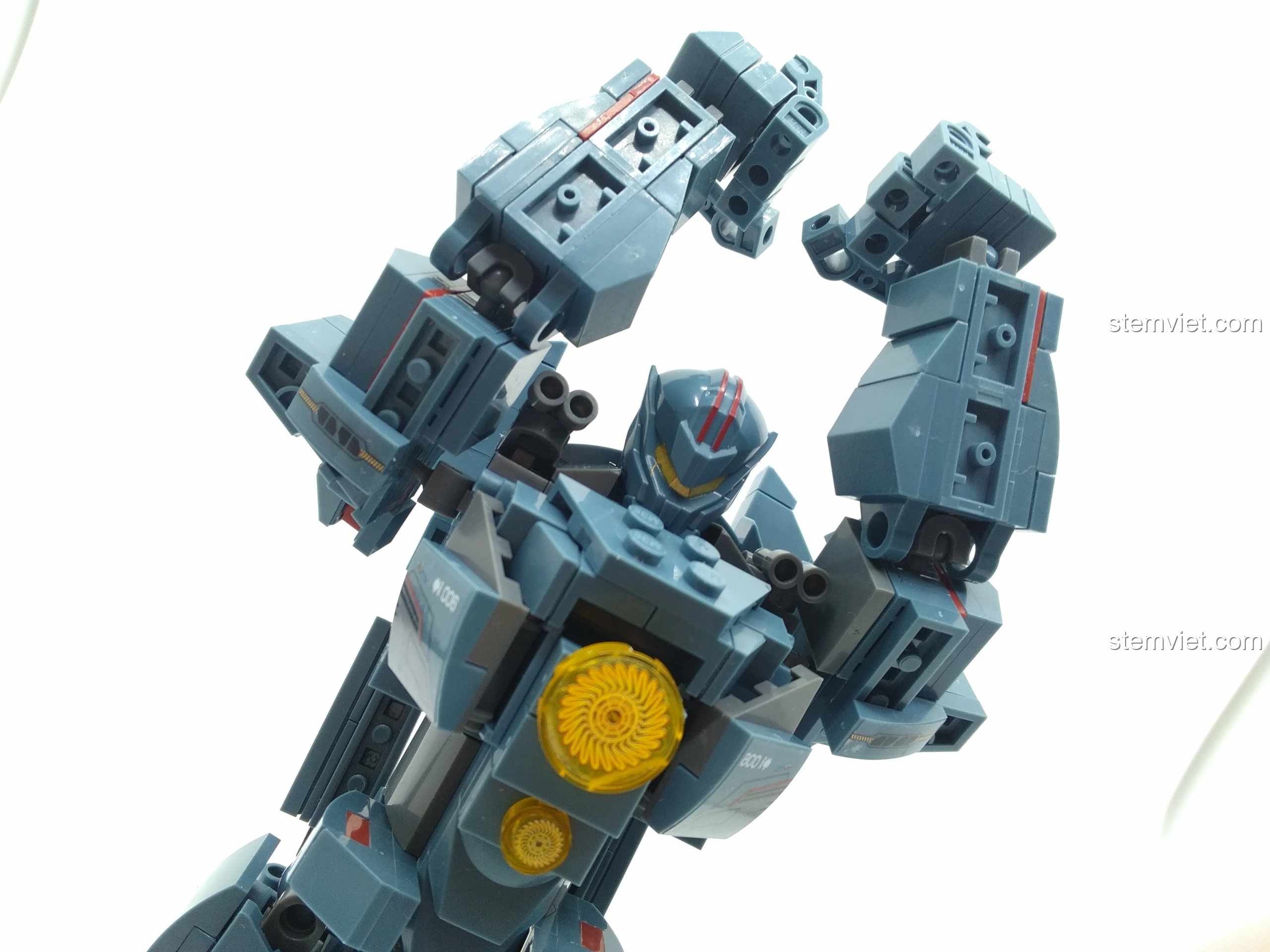 Người Máy Gipsy Avenger Sluban M38-B0726A trong tư thế chiến đấu mạnh mẽ.