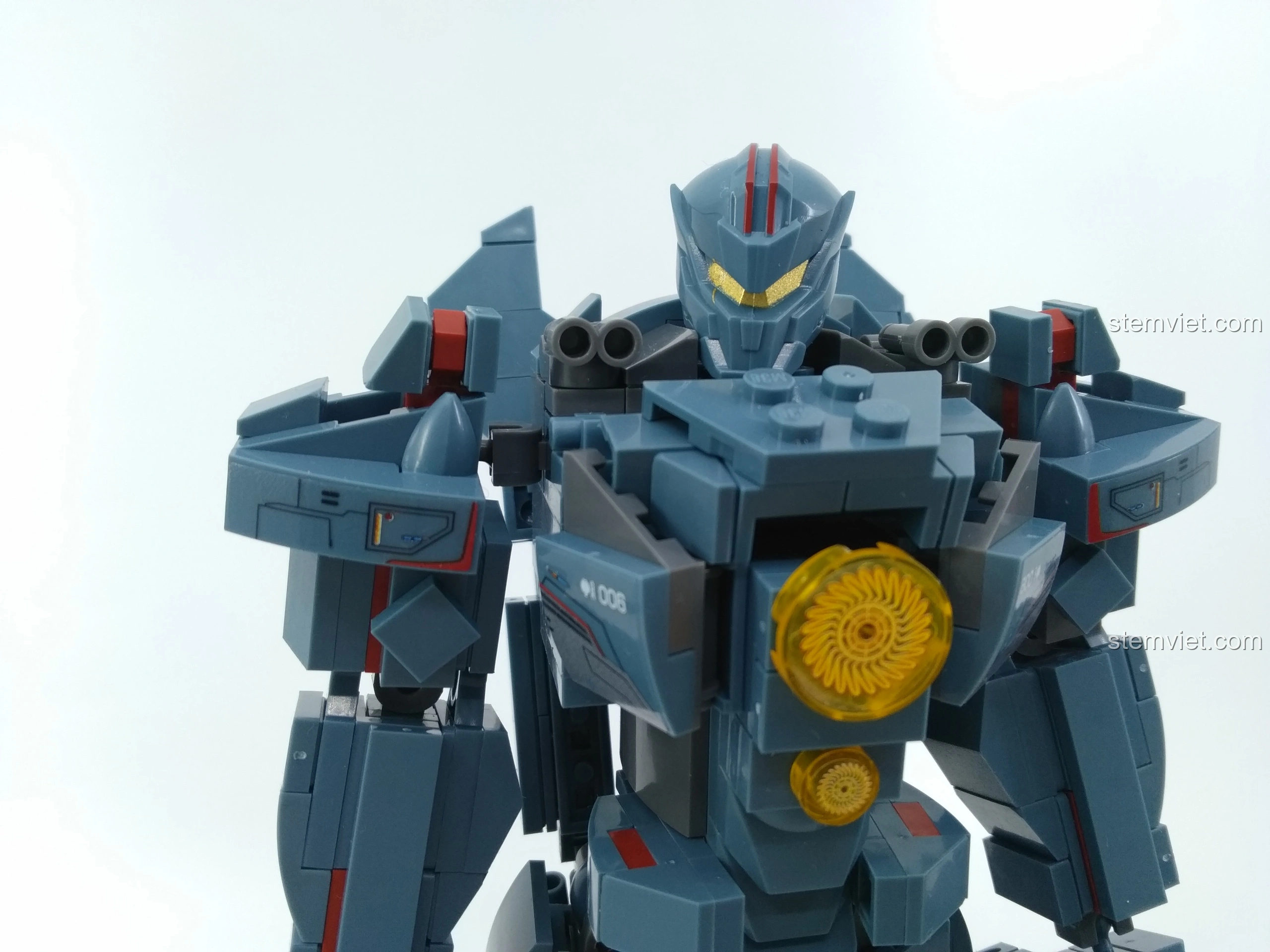 Cận cảnh phần thân trên của bộ lắp ráp Người Máy Gipsy Avenger Sluban M38-B0726A.