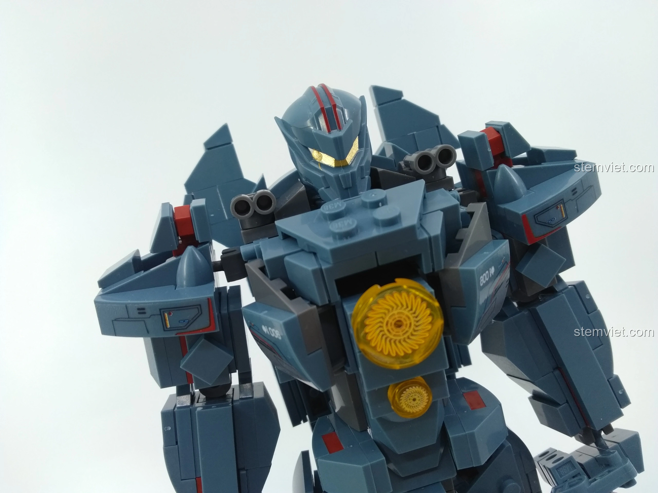 Góc nhìn cận cảnh phần thân trên của bộ lắp ráp Người Máy Gipsy Avenger Sluban M38-B0726A.