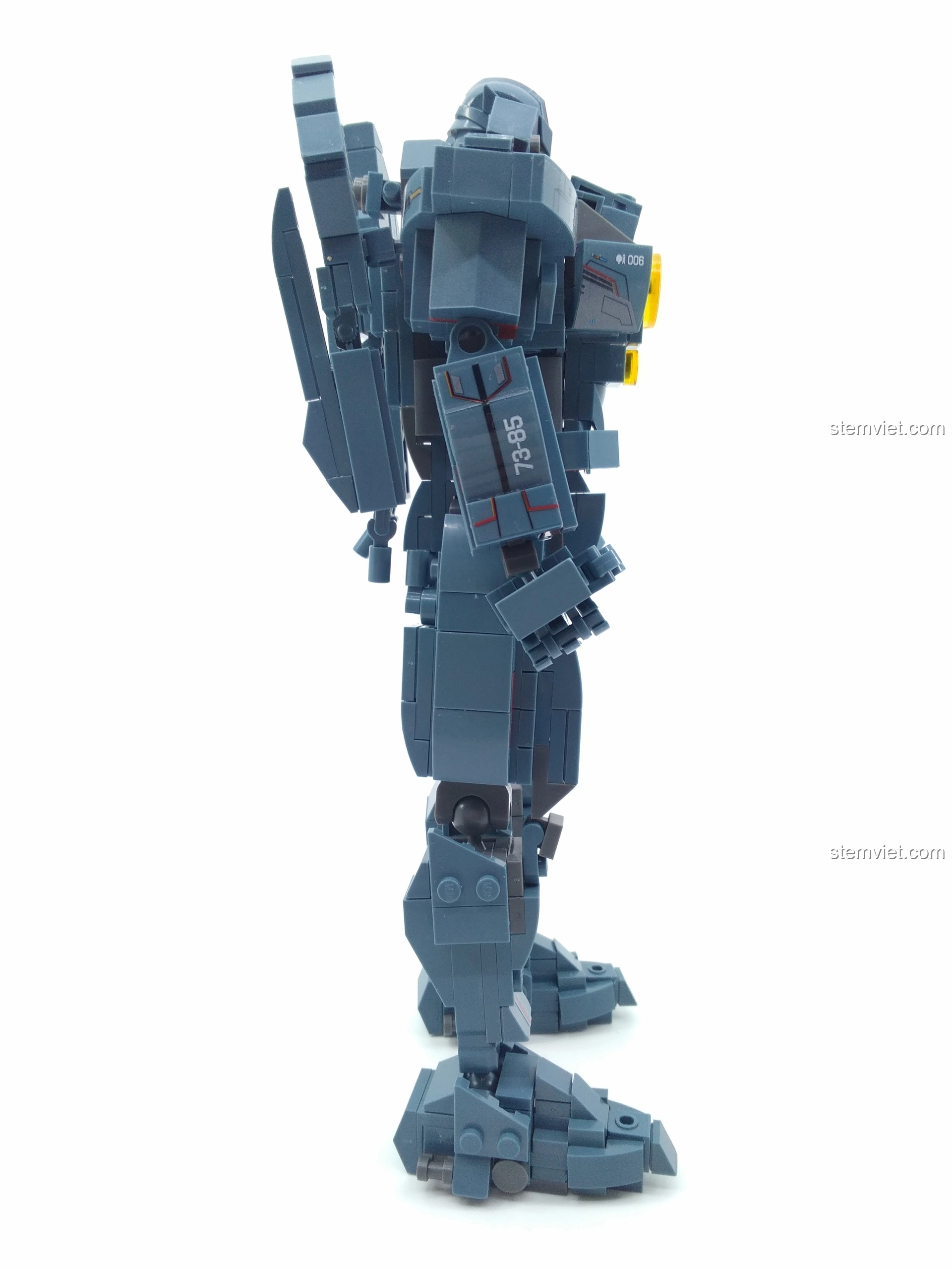 Mô hình Người Máy Gipsy Avenger Sluban M38-B0726A nhìn từ góc nghiêng, thể hiện độ dày của giáp.