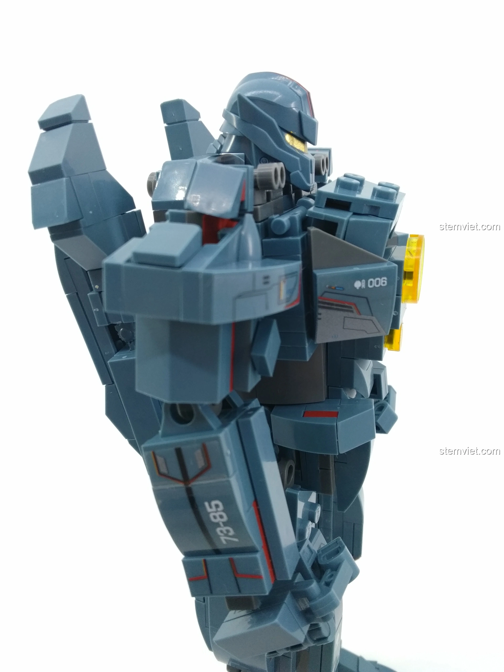 Người Máy Gipsy Avenger Sluban M38-B0726A trong tư thế giơ tay, thể hiện khả năng tạo dáng.