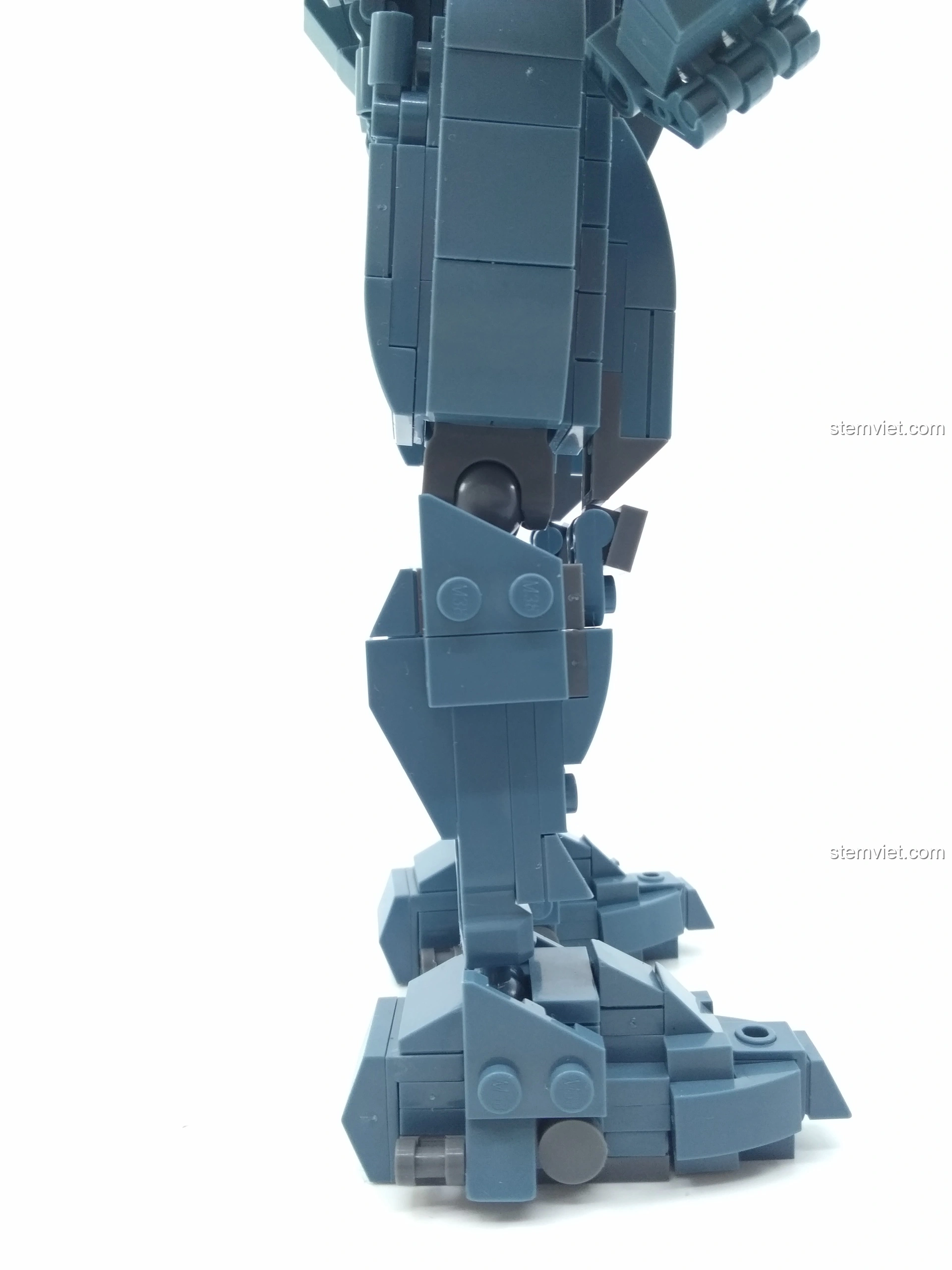 Chi tiết khớp gối của Người Máy Gipsy Avenger Sluban M38-B0726A, thể hiện khả năng cử động.