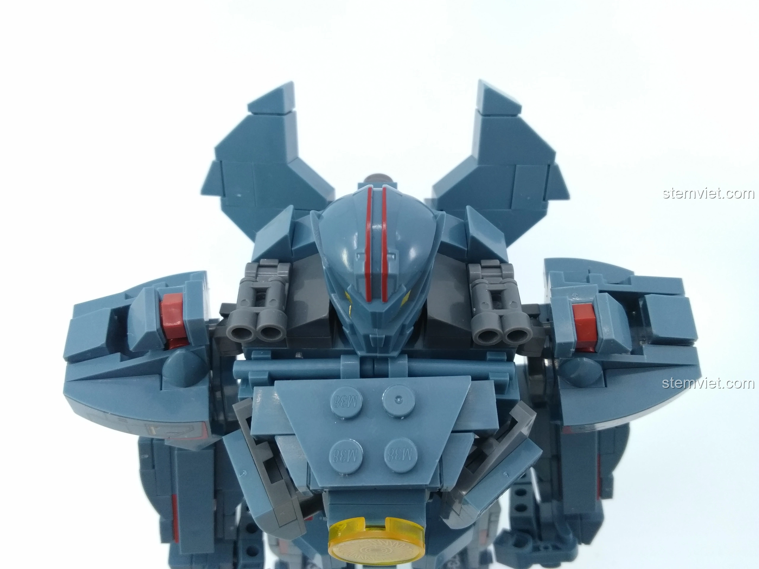 Góc nhìn trực diện phần thân trên của Người Máy Gipsy Avenger Sluban M38-B0726A.