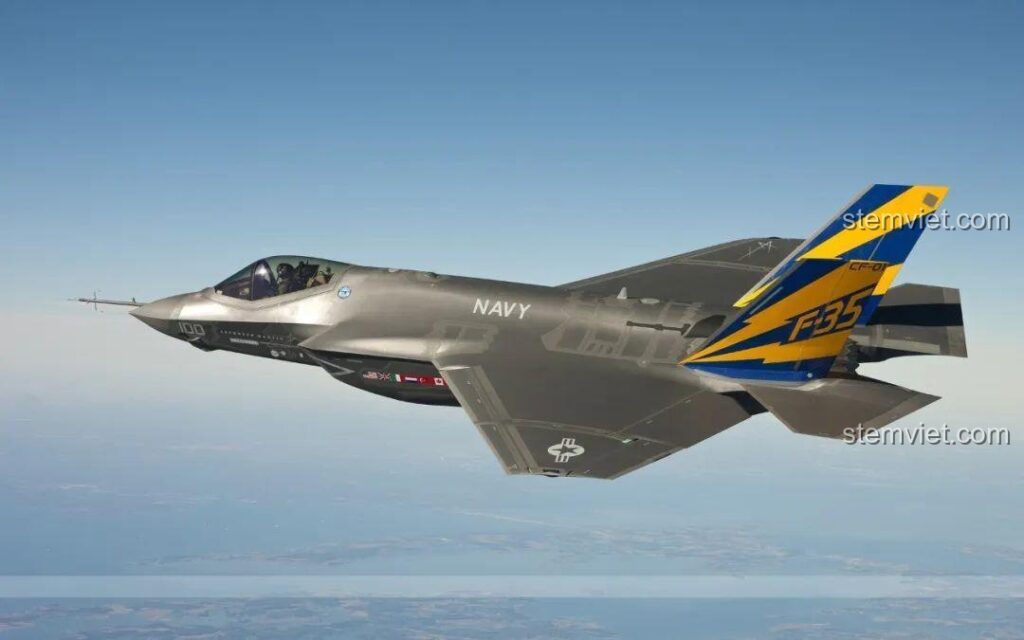 Hình ảnh chiếc máy bay chiến đấu F-35B Lightning II ngoài đời thực, nguồn cảm hứng cho bộ đồ chơi lắp ghép tiêm kích tàng hình F-35B.
