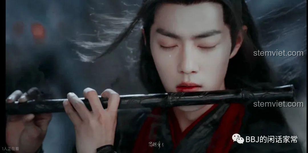 Hình ảnh Tiêu Chiến trong vai Ngụy Vô Tiện phim Trần Tình Lệnh thổi sáo.