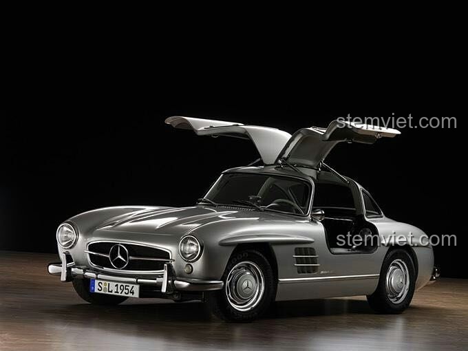 Hình ảnh xe Mercedes-Benz 300 SL màu bạc đời thực với cửa cánh chim đang mở, là nguồn cảm hứng cho bộ đồ chơi lắp ghép Xingbao 03010.