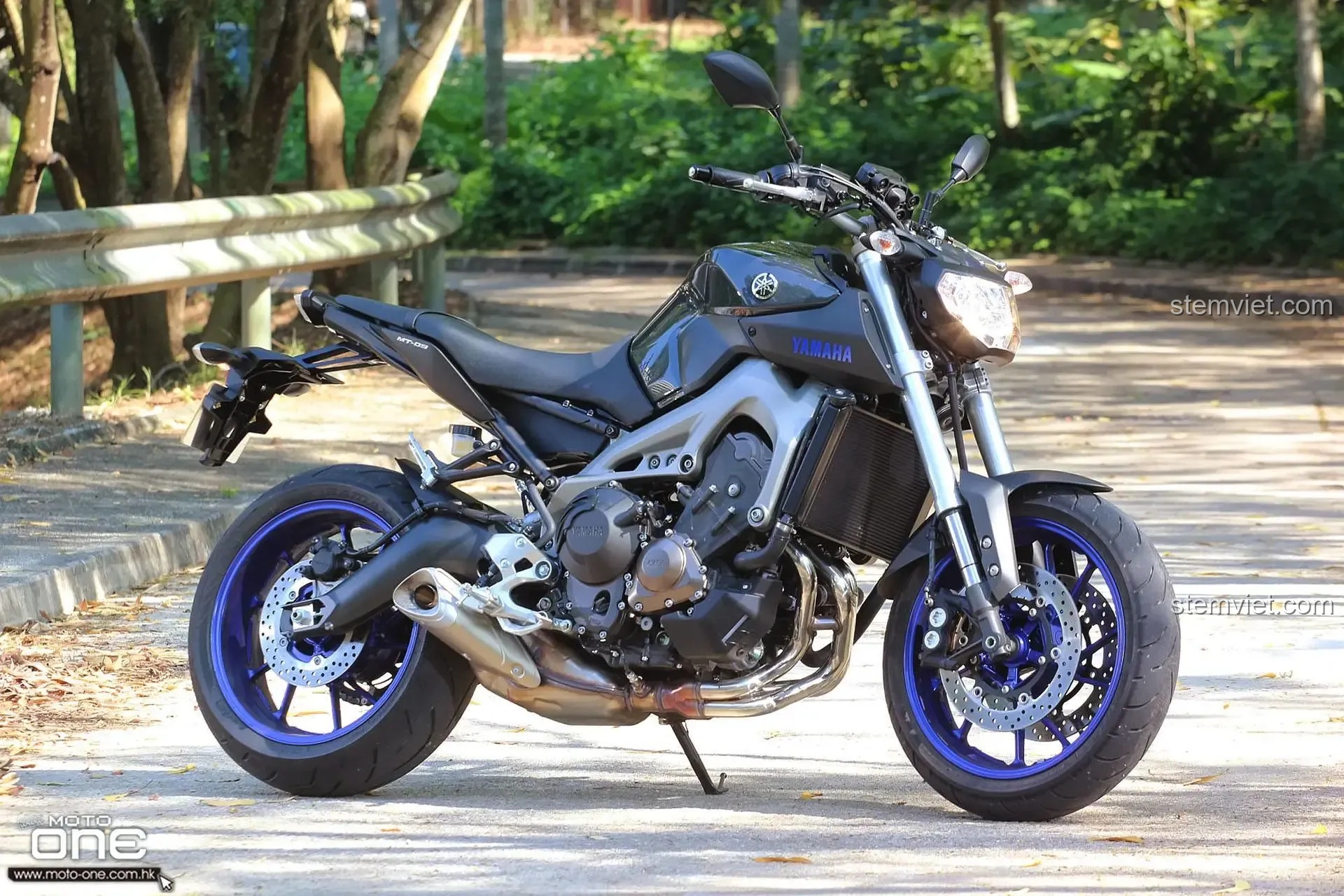 Hình ảnh một chiếc mô tô Yamaha MT-09 màu xám xanh mạnh mẽ, nguồn cảm hứng cho bộ đồ chơi lắp ráp Sembo 701702.