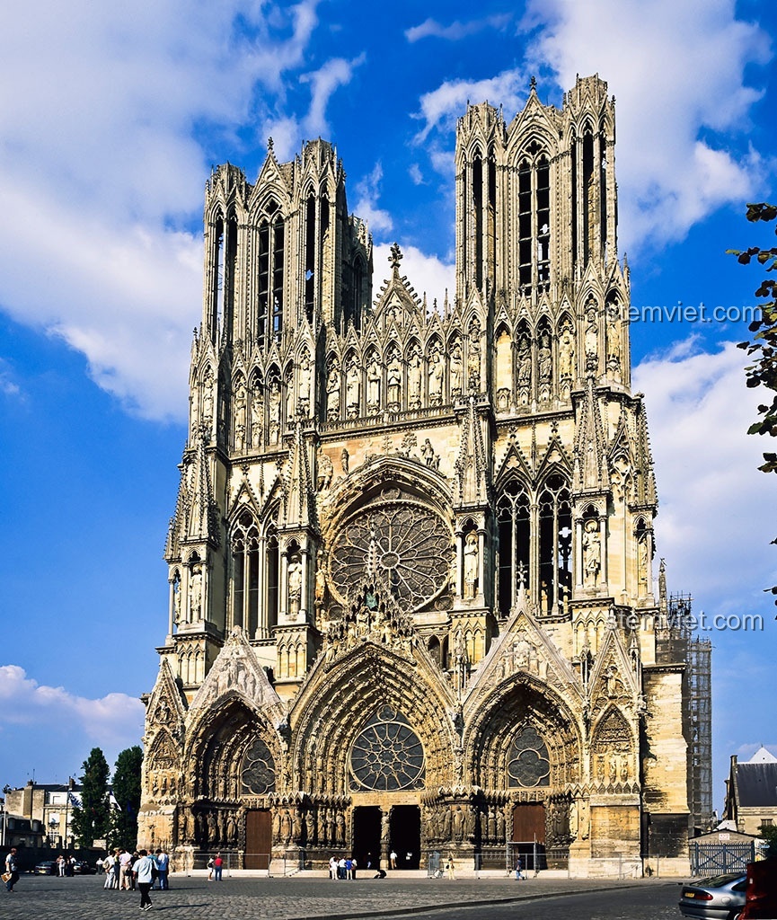 Hình ảnh thực tế của Nhà thờ Đức Bà Reims tại Pháp, nguồn cảm hứng cho bộ lắp ghép KAZI KY5001.