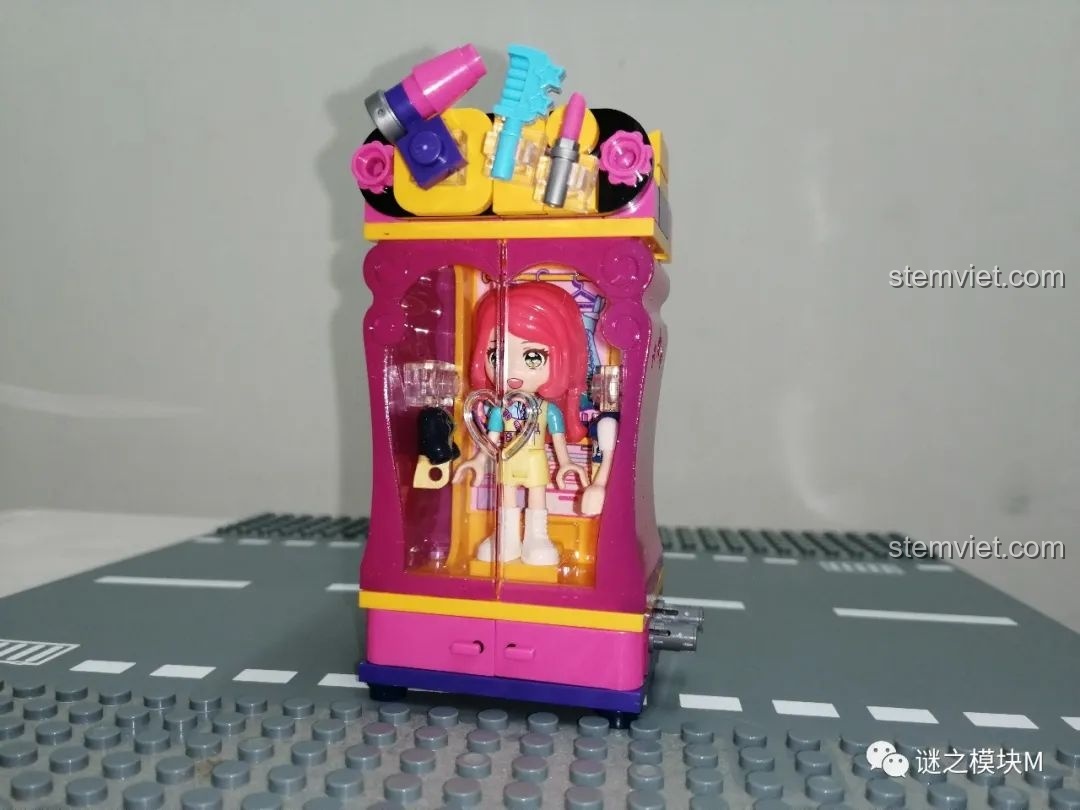 Tủ đồ của Nhà tạo mẫu UNA trong bộ QMAN 34011, trang trí bằng máy sấy, lược và son môi.