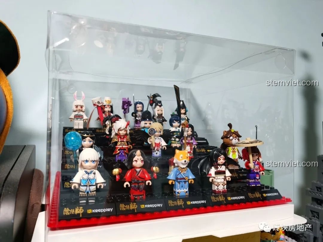 Các nhân vật lắp ráp được trưng bày gọn gàng trong hộp DIY, sẵn sàng đón thêm thành viên mới.