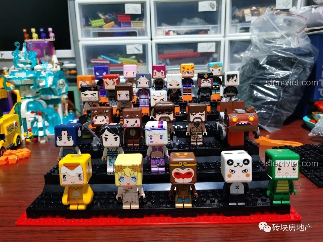Bộ sưu tập nhân vật Mini World được sắp xếp gọn gàng trên hộp trưng bày DIY, trông rất ấn tượng.