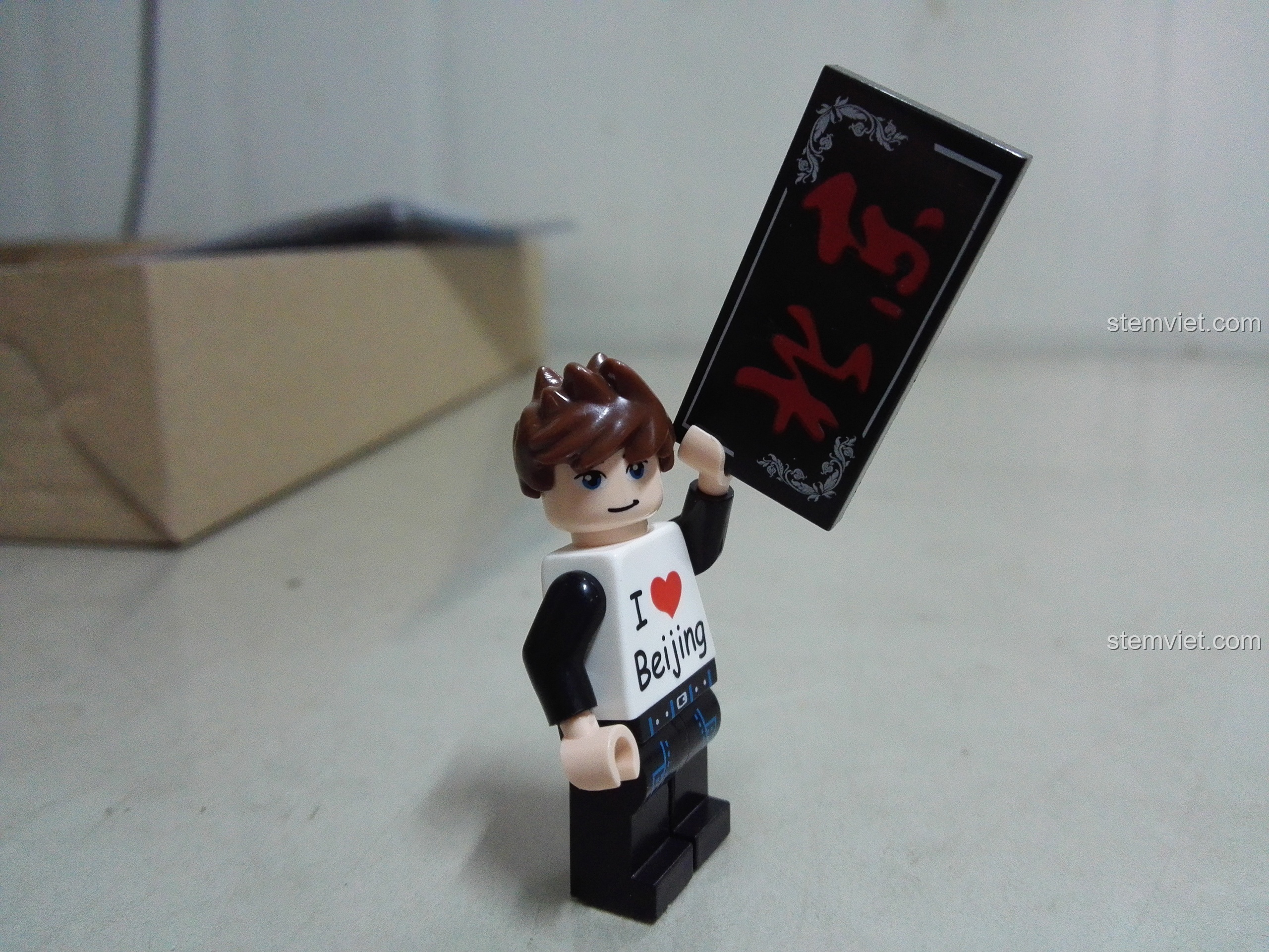 Nhân vật minifigure nam trong bộ PanlosBrick 656001 Mô hình Bắc Kinh, cầm biển