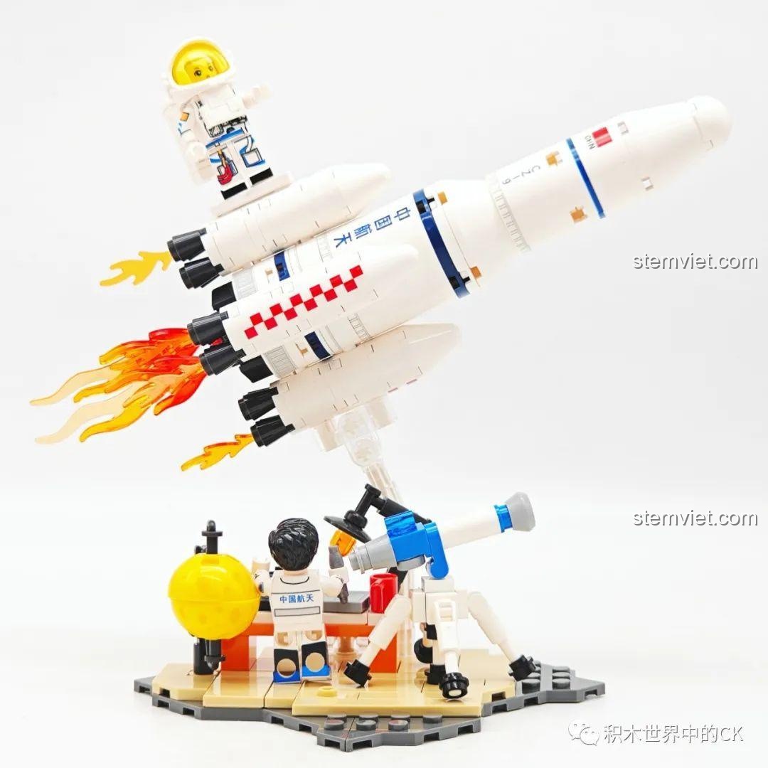 Góc nhìn từ phía sau của hai minifigure trong bộ Sembo 203358, cho thấy sự tương tác giữa các nhân vật.