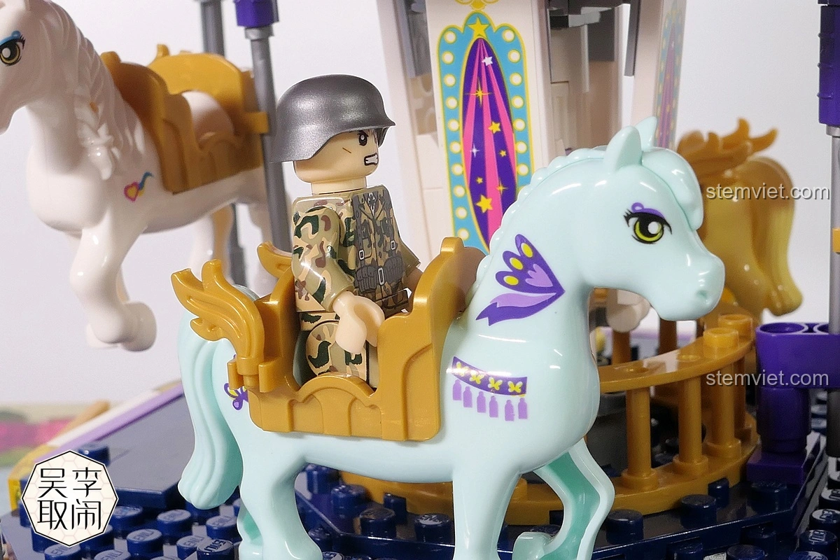 Nhân vật Abby ở quầy vé và Lambert đứng chờ trong bộ Vòng Quay Ngựa Gỗ Mộng Mơ Enlighten 2016.