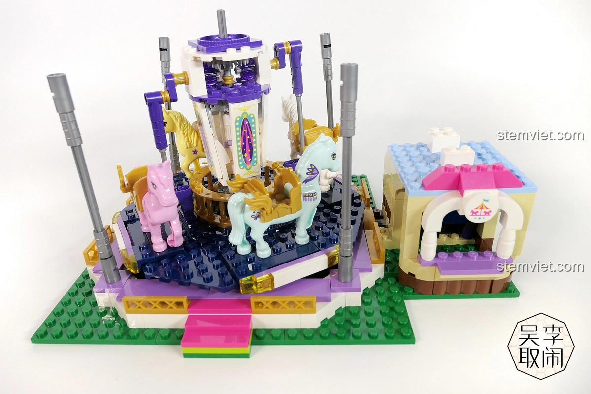 Quá trình lắp ráp túi số 3 của bộ Vòng Quay Ngựa Gỗ Mộng Mơ Enlighten 2016, dựng mái vòm và cột trụ.