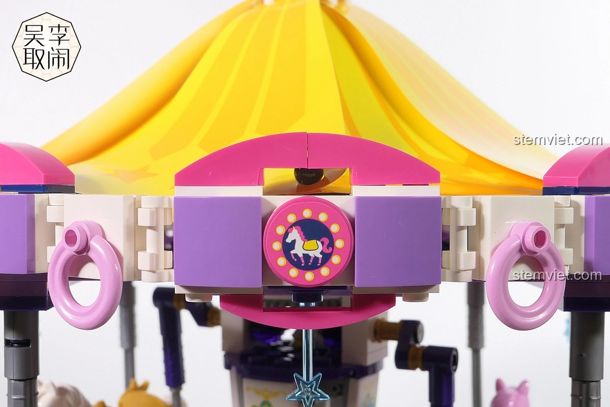 Cận cảnh chú ngựa màu xanh ngọc với yên ngựa vàng và họa tiết tinh xảo trong bộ Vòng Quay Ngựa Gỗ Mộng Mơ Enlighten 2016.