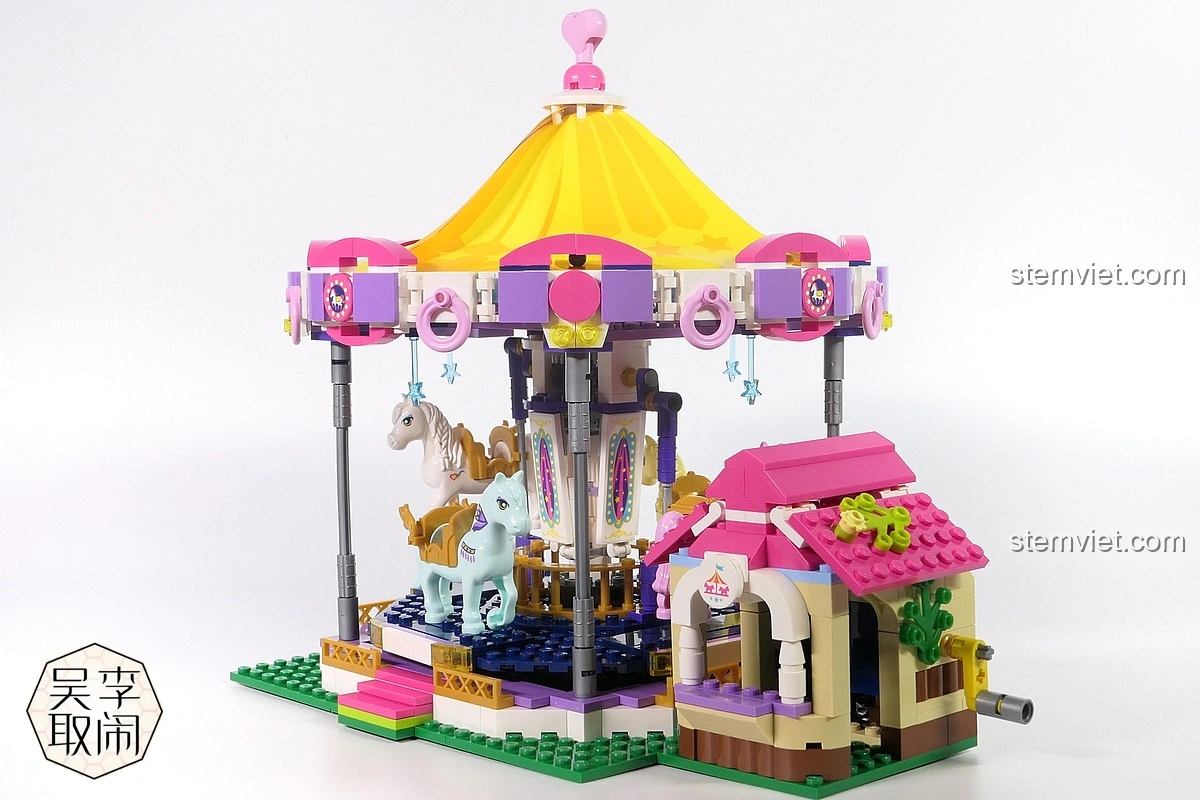 Góc nhìn tổng thể phía sau của bộ lắp ráp Vòng Quay Ngựa Gỗ Mộng Mơ Enlighten 2016 đã hoàn thành.