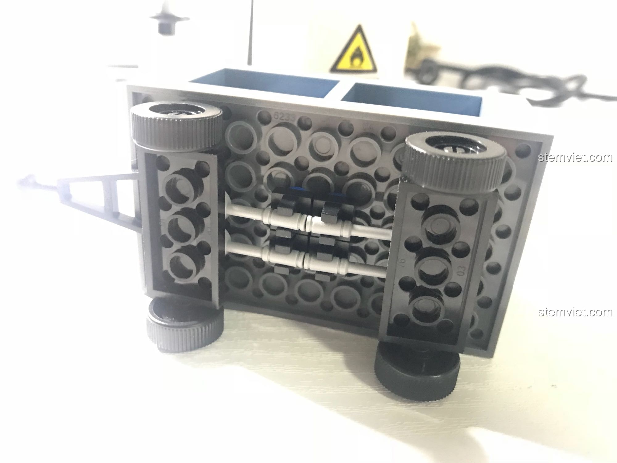 Cận cảnh cấu trúc trục bánh xe yếu của rơ-moóc trong bộ GUDI 8034, một điểm trừ lớn về thiết kế.