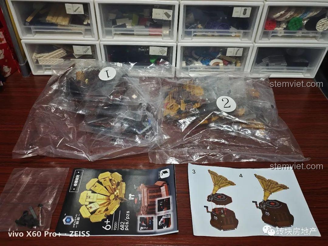 Toàn bộ chi tiết bên trong hộp Hengtai 92051, bao gồm túi gạch, sách hướng dẫn và tờ sửa lỗi.