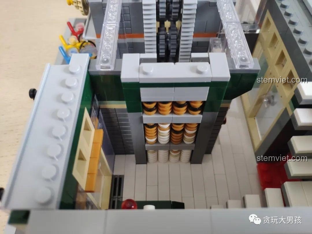 Bức tường trang trí bằng các mảnh 1x1 tròn trong bộ Leier 10004, gây ra hiện tượng hơi cong vênh.