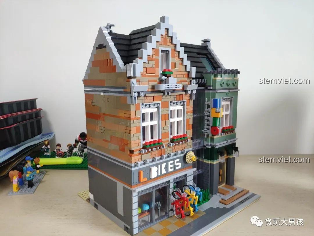 Góc nhìn nghiêng của bộ lắp ráp Leier 10004 Cửa hàng xe đạp, thể hiện các chi tiết bên hông tòa nhà.